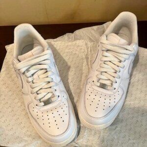 Men White Air Force 1s low